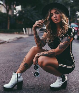 Menina com tatuagens de escola antiga - Carol Csan