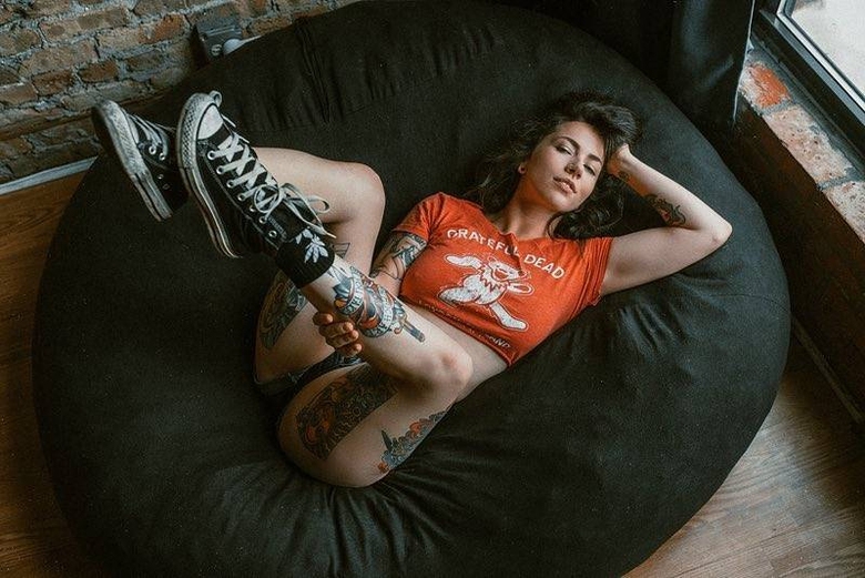 Modelo tatuado Milenci Kouzlo, modelo alternativo de foto, garota suicida