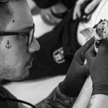 Artista de tatuagem Massi Novecento