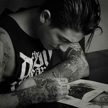 Artista de tatuagem Felipe Kross