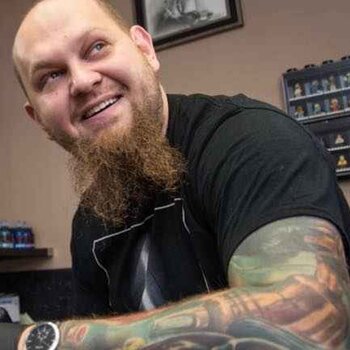 Artista de tatuagem Max Pniewski