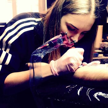 Artista de tatuagem Daria Stahp