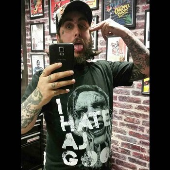 Artista de tatuagem Alex Wright