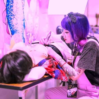 Artista de tatuagem Laura Annunaki