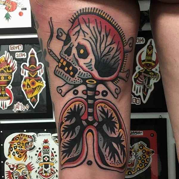 Artista de tatuações Geno tradicional e antiga