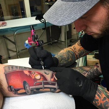 Artista de tatuagem Roger Mares