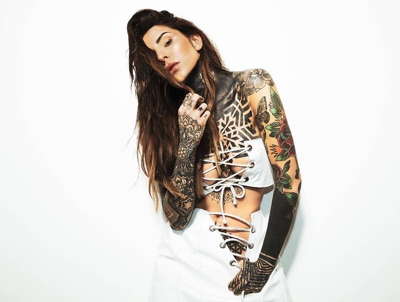 Modelo tatuado María Candelaria Tinelli (Lelé), modelo alternativo, menina com tatuagem | Buenos Aires, Argentina