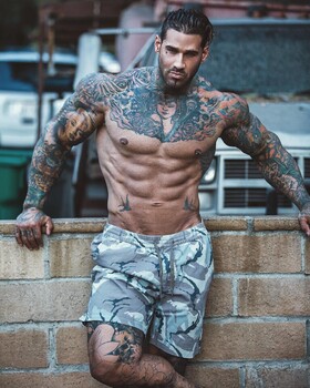 Homem grande e forte com tatuagem - Michael Giovanni Rivera