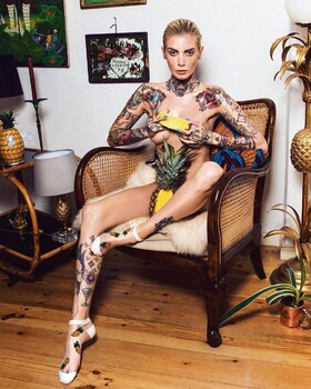 Modelo francês sexy com tatuagem Valentina Belleza