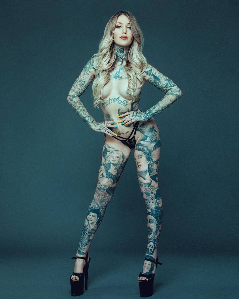 Artista de tatuagem e modelo Sabrina Sawyers, garota com tatuagem | Montreal, Canadá