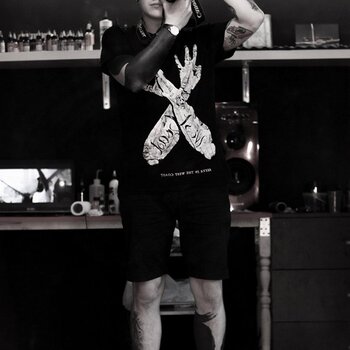 Artista de tatuagem Ilya Chernik