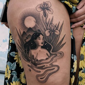 Artista de tatuagem Yara Floresta