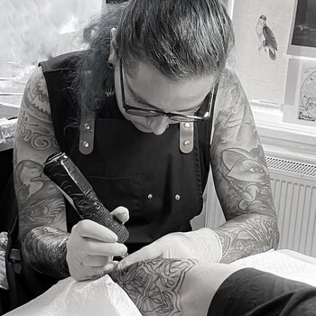 Artista de tatuagem Sharin Tattoo 