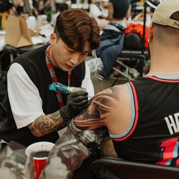 Artista de tatuagem Sumok Kim