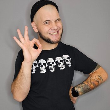 Artista de tatuagem Sasha Sumrak