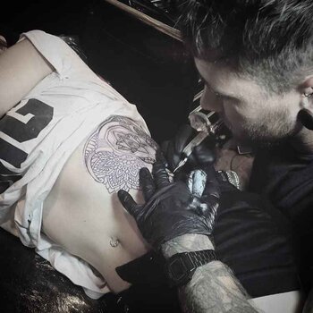 Artista de tatuagem Chris Bint