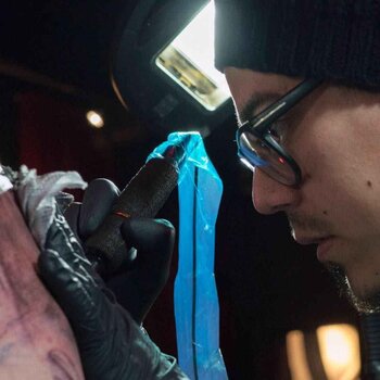 Artista de tatuagem Yomico Moreno