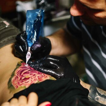 Artista de tatuagem Vasiliy Suvorov