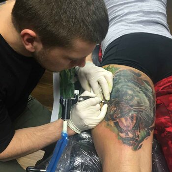 Artista de tatuagem Ivan Yug