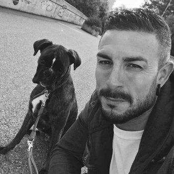 Artista de tatuagem Robi Pena