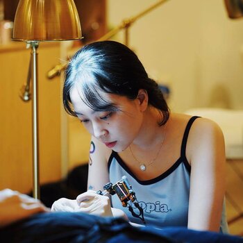 Artista de tatuagem Zihee