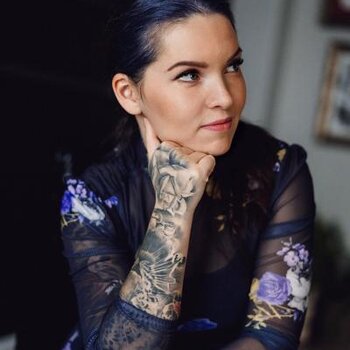 Artista de tatuagem Daira Pukite