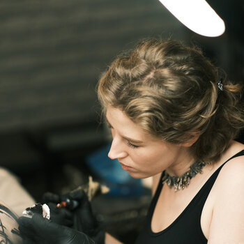 Artista de tatuagem Mary Nepostaeva 