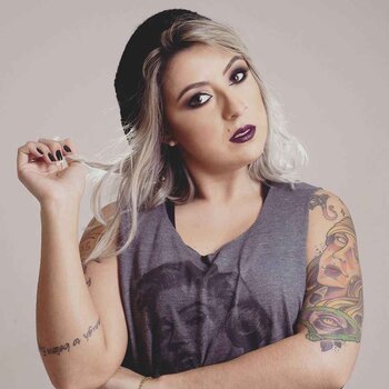 Artista de tatuagem Renata Jardim