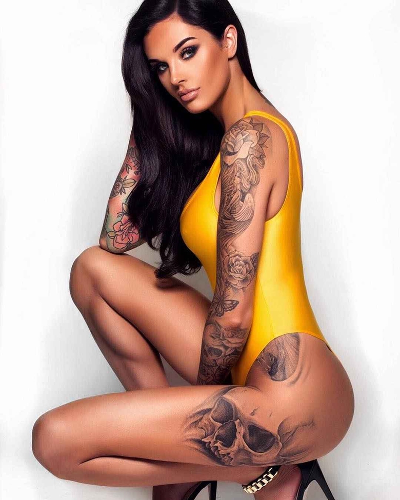 Modela feminina tatuada Lauren Houldsworth , modelo alternativo, blogueira de estilo de vida e viajante | Reino Unido
