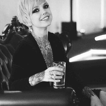 Modelo de tatuagem Sara X Mills