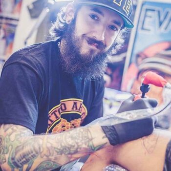 Artista de tatuagem Evan Qualls