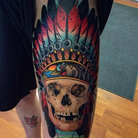 A combinação de imagens realistas e tatuagem tradicional nas obras de John Yogi Barrett