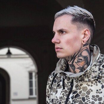 Artista de tatuagem Friedrich Übler