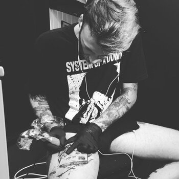 Artista de tatuagem Kévin Plane