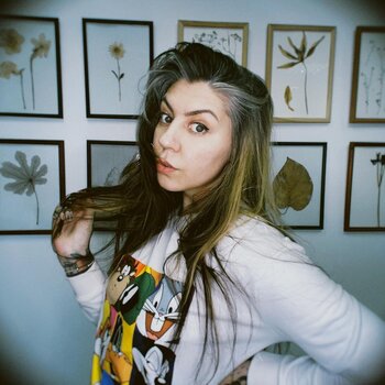 Artista de tatuagem Ann Lilya