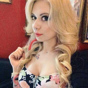 Artista de tatuagem Katya Holt