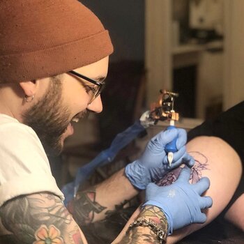 Artista de tatuagem KiMi VERA