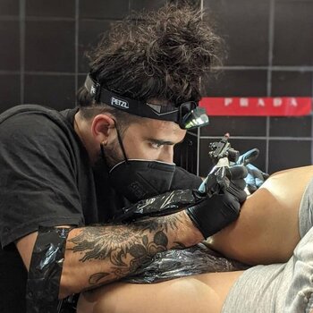 Artista de tatuagem Super Roger