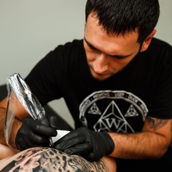 Artista de tatuagem Leon, studio L-Tattoo