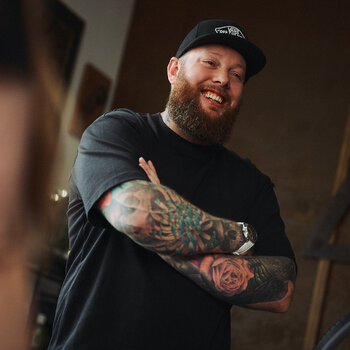 Artista de tatuagem Bryan Scott 