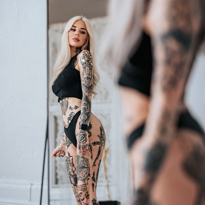 Modelo de tatuagem atraente Jessi da Alemanha