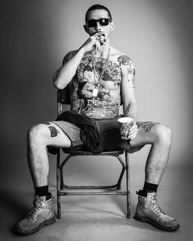 Shia LaBeouf ganhou uma tatuagem de corpo inteiro para um novo papel