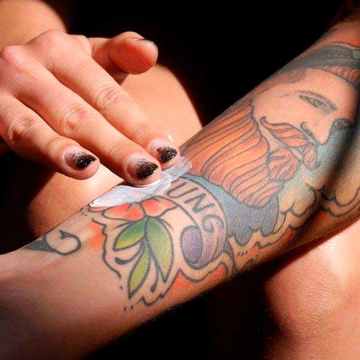 Cuidados de Pós-Tatuagem Corretos: Guia Completo (2025)