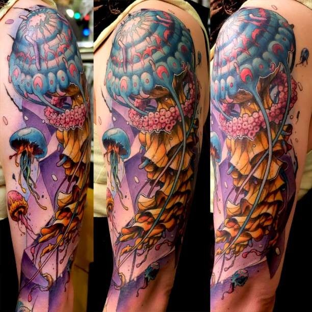 Artista de tatuagem Dusty Duza Brasseur autor do design de tatuagem colorida