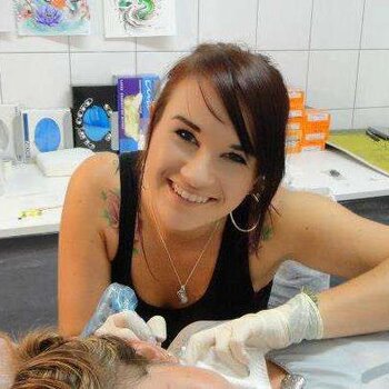 Artista de tatuagem Makkala Rose