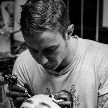 Artista de tatuagem Matthew James