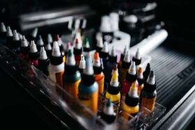 Na EU, os países introduziram uma proibição do uso de pigmentos de tatuagem coloridos