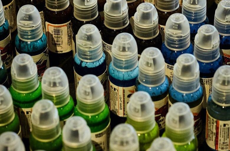 Horas sombrias esperam a indústria de tatuagens na Europa: até 65% das tintas coloridas serão proibidas a partir de 2023