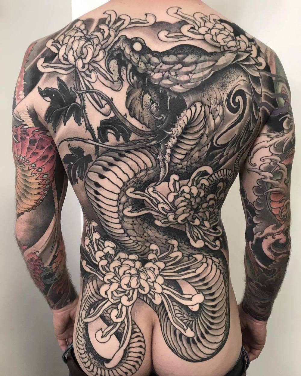 Tatuador Joao Bosco, tatuagem negra em grande escala oriental | Reino Unido