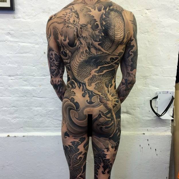 Tatuador Joao Bosco, tatuagem preto-e-branco em grande escala oriental | Reino Unido
